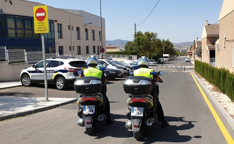 La Policía investiga en Petrer el ahorcamiento de un perro en la barandilla de un centro comercial