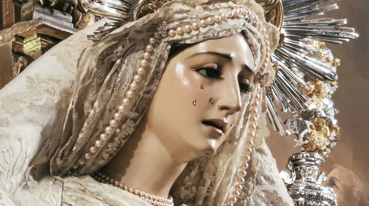 La Virgen de la Paz, el pasado y el presente se funden en color blanco