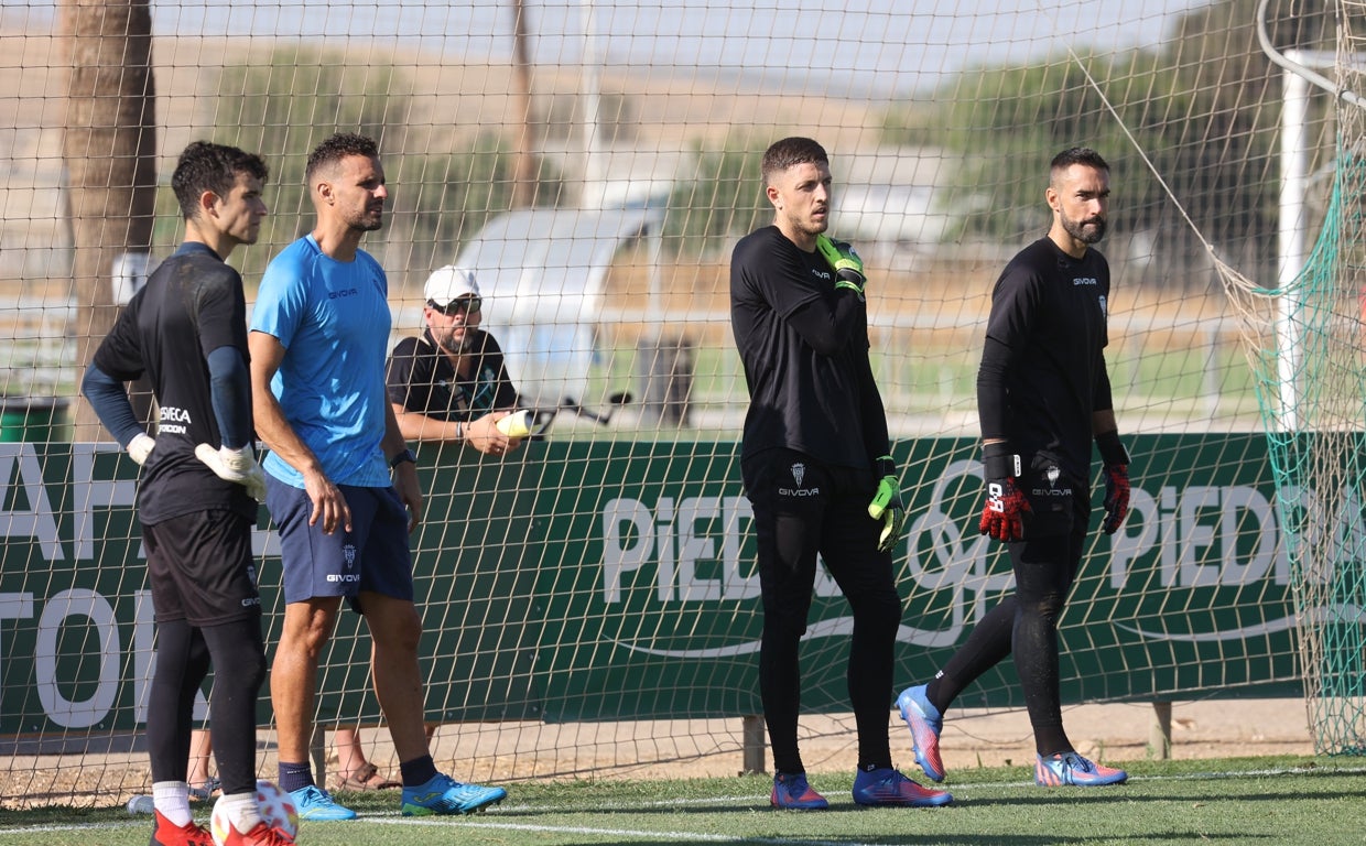 Carlos Marín, en el centro, durante un entrenamiento en agosto