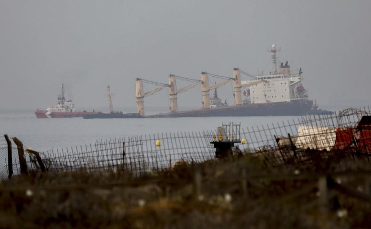 España activa el Plan Nacional por el riesgo de vertido del buque varado en el Estrecho