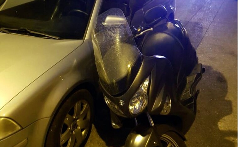 Detenidos en Alcoy dos vándalos por destrozar 50 vehículos: retrovisores colgando y motos volcadas