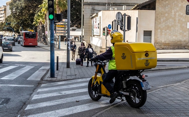 Condenan a Correos a pagar el exceso de jornada como horas extra en los contratos temporales