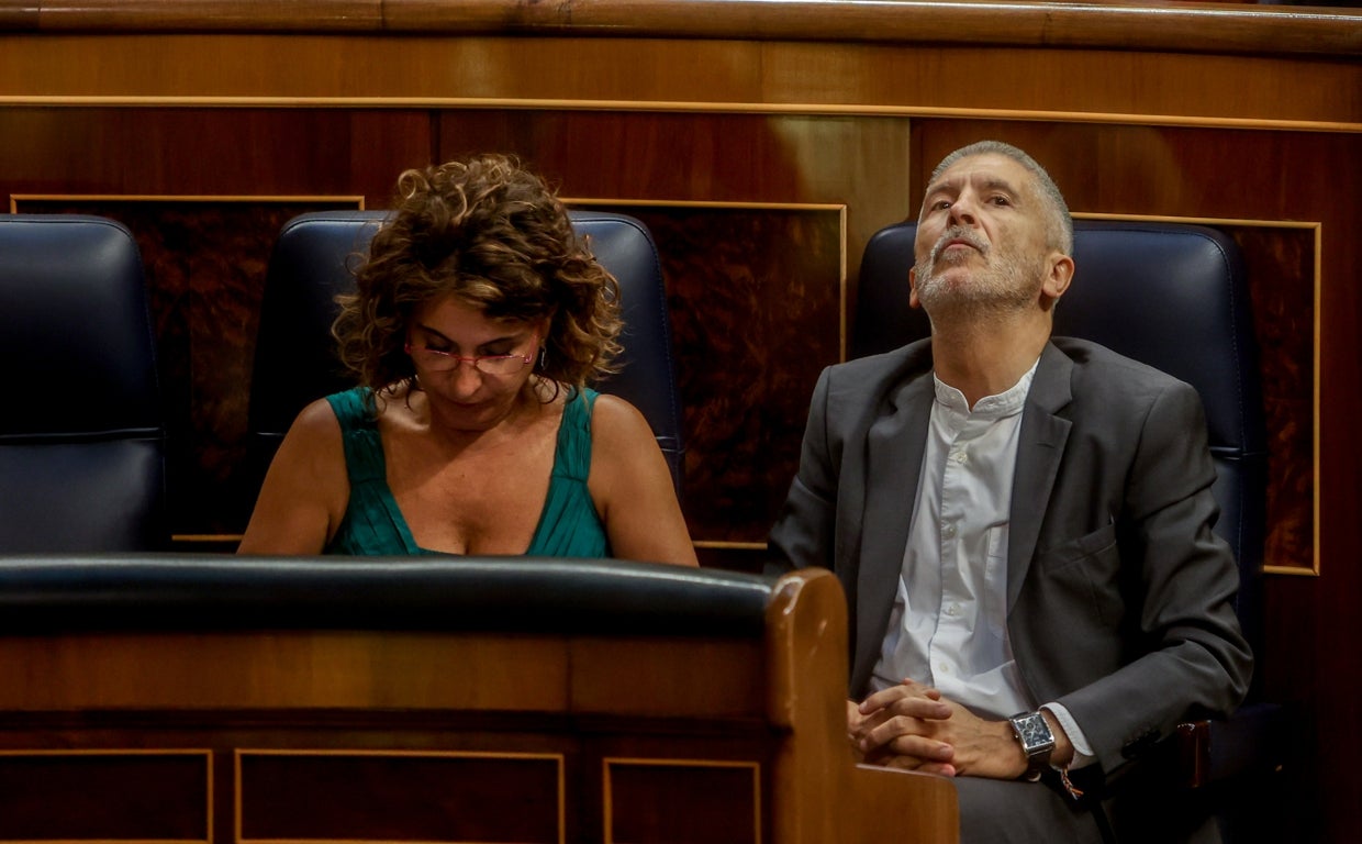 Los ministros de Hacienda, María Jesús Montero, e Interior, Fernando Grande-Marlaska, en el pleno del Congreso celebrado en agosto