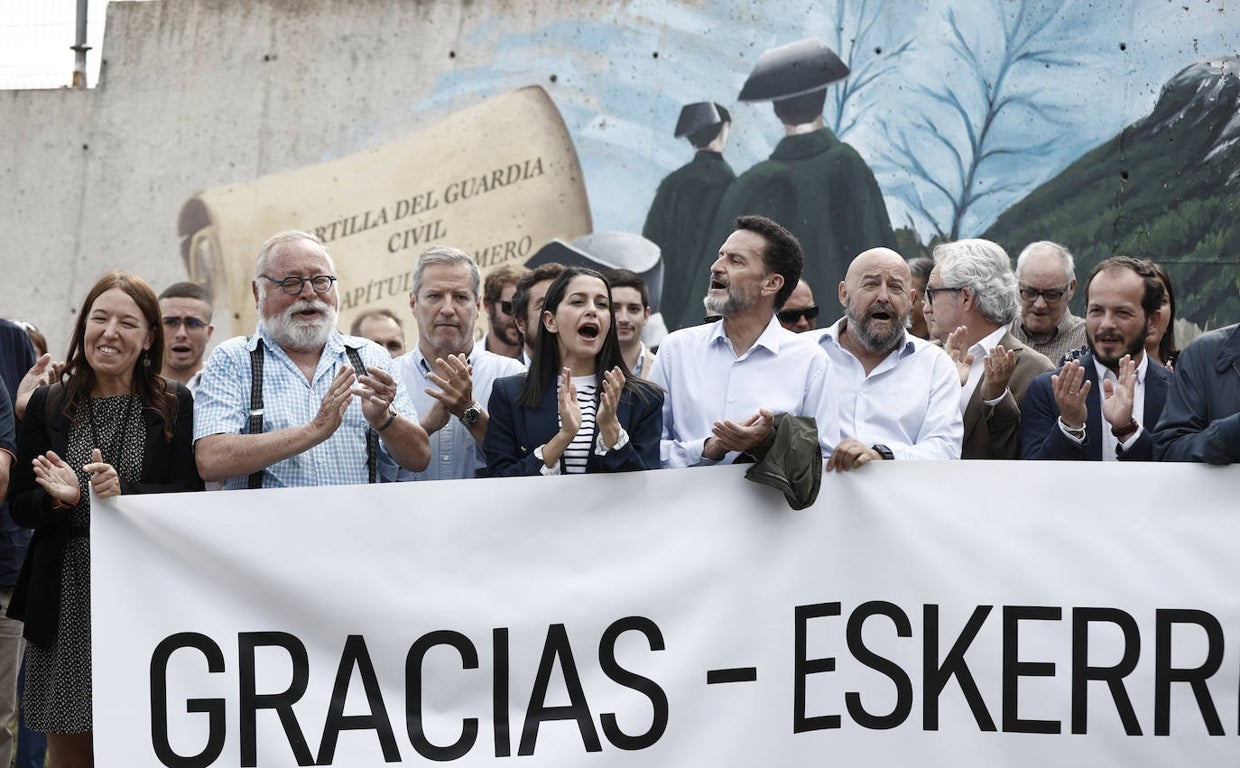 Ciudadanos planta cara a los radicales en Alsasua a 24 horas de su «ceremonia asquerosa»