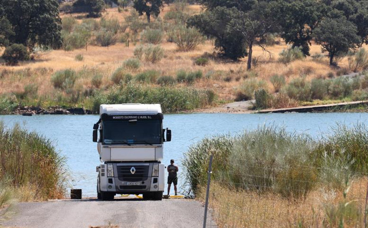 Un camionero aguarda a que su cisterna se llene con agua de La Colada este verano