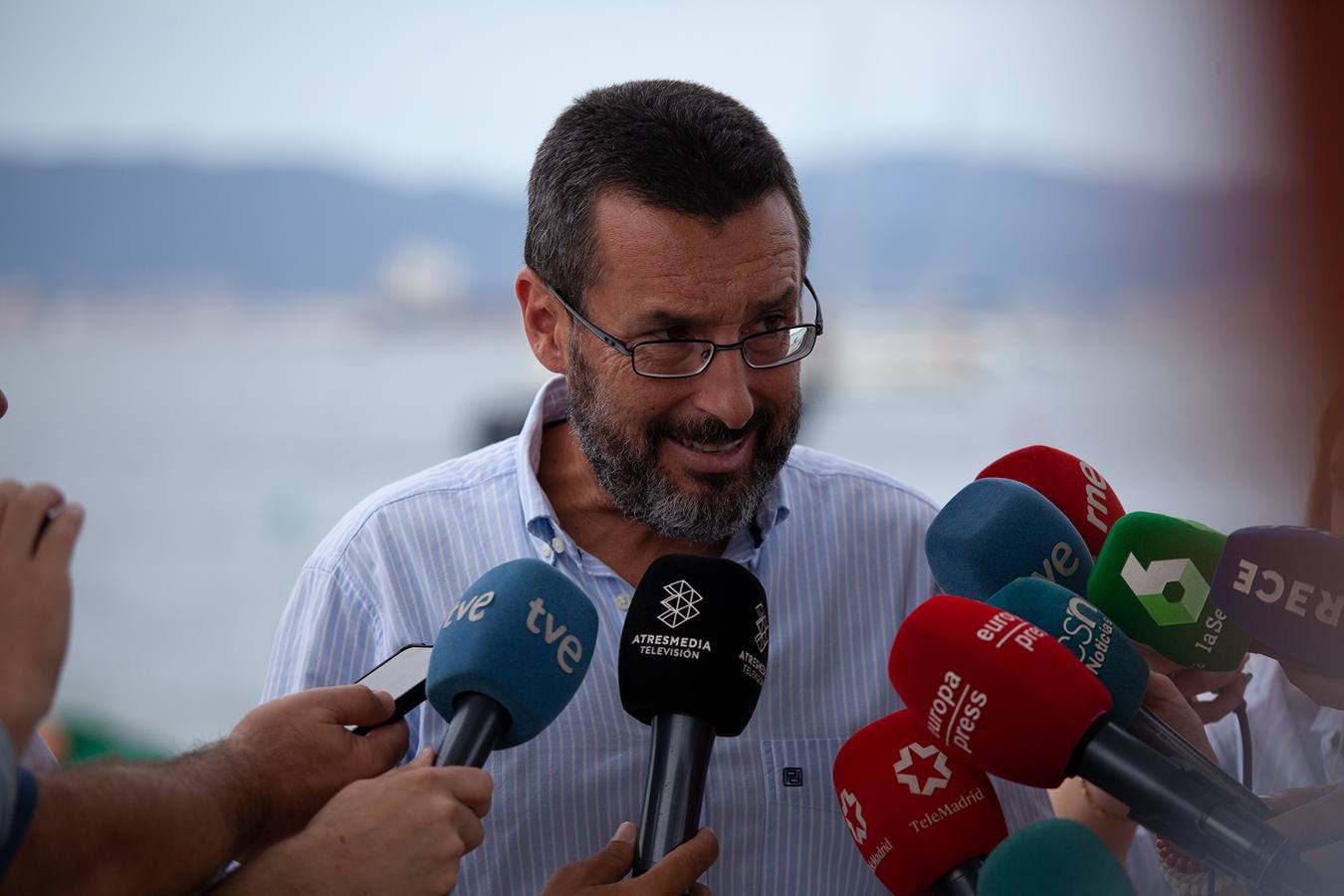 El vertido de combustible del  buque OS 35 semihundido en Gibraltar  ya ha llegado a la costa de La Línea.