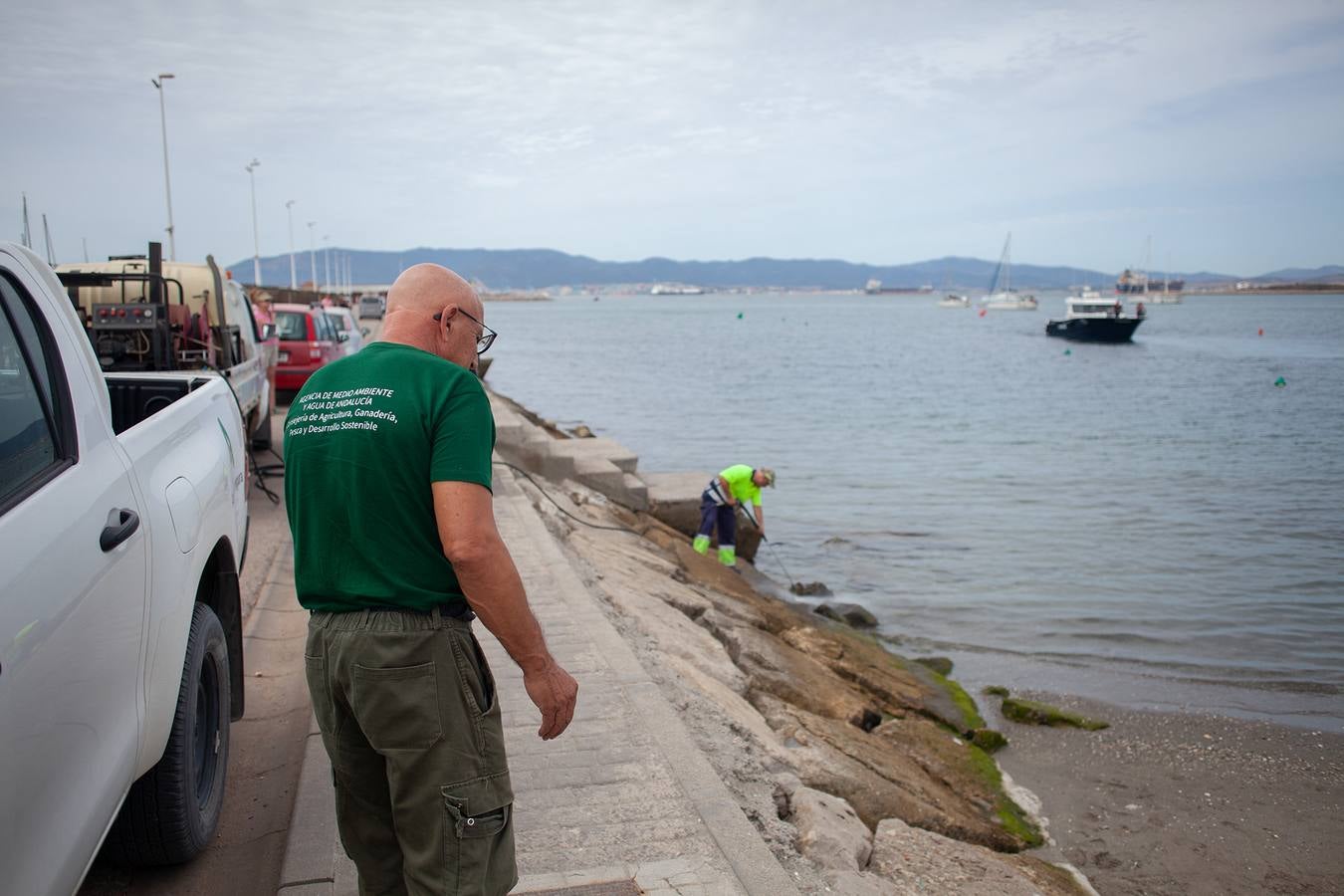 El vertido de combustible del  buque OS 35 semihundido en Gibraltar  ya ha llegado a la costa de La Línea.