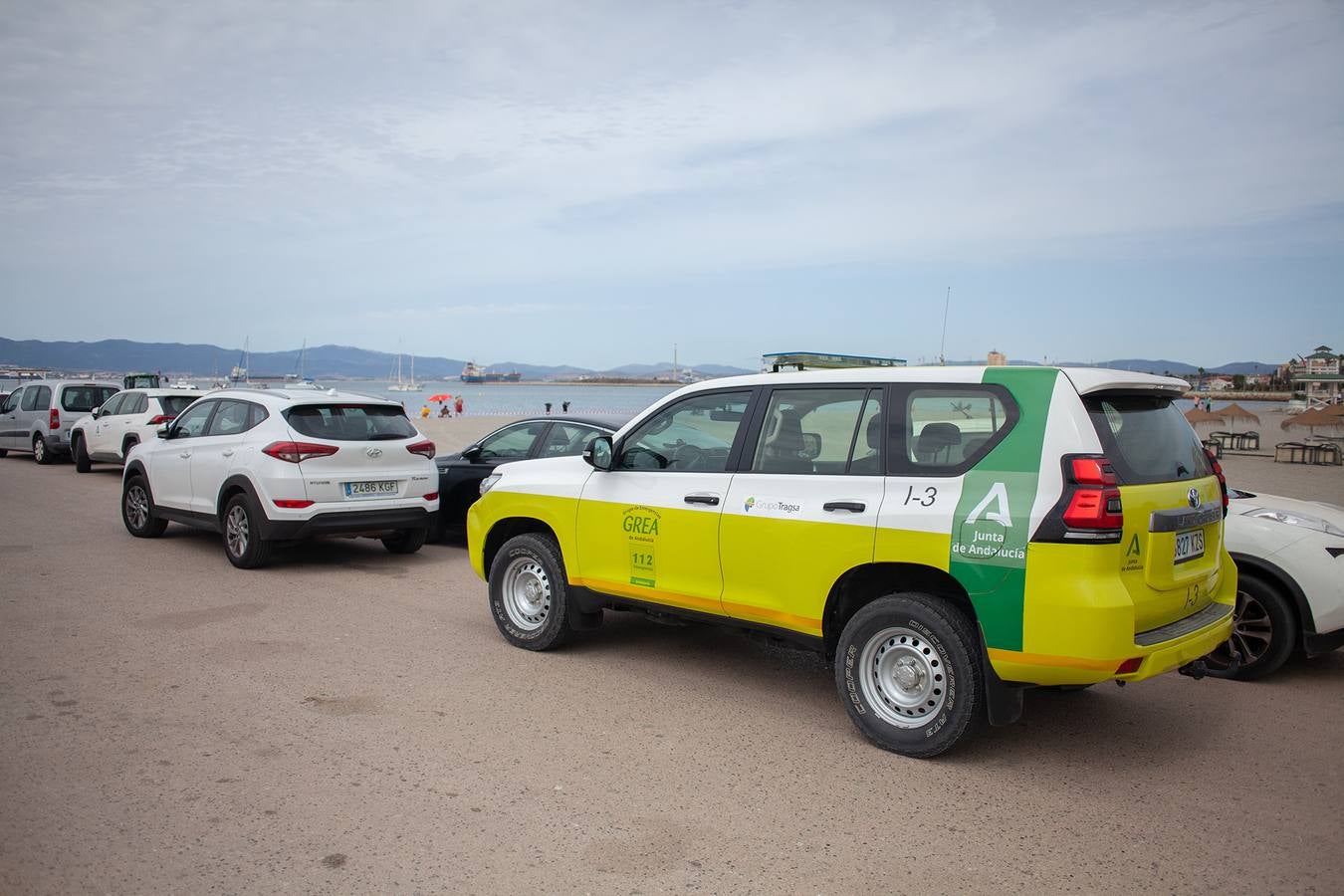 El vertido de combustible del  buque OS 35 semihundido en Gibraltar  ya ha llegado a la costa de La Línea.