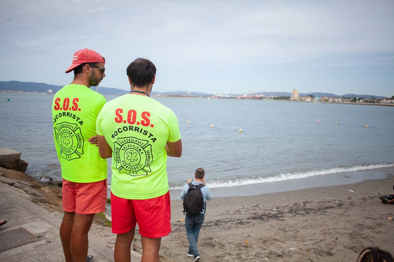 El vertido de combustible del  buque OS 35 semihundido en Gibraltar  ya ha llegado a la costa de La Línea.