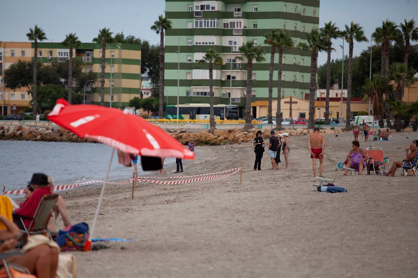 El vertido de combustible del  buque OS 35 semihundido en Gibraltar  ya ha llegado a la costa de La Línea.