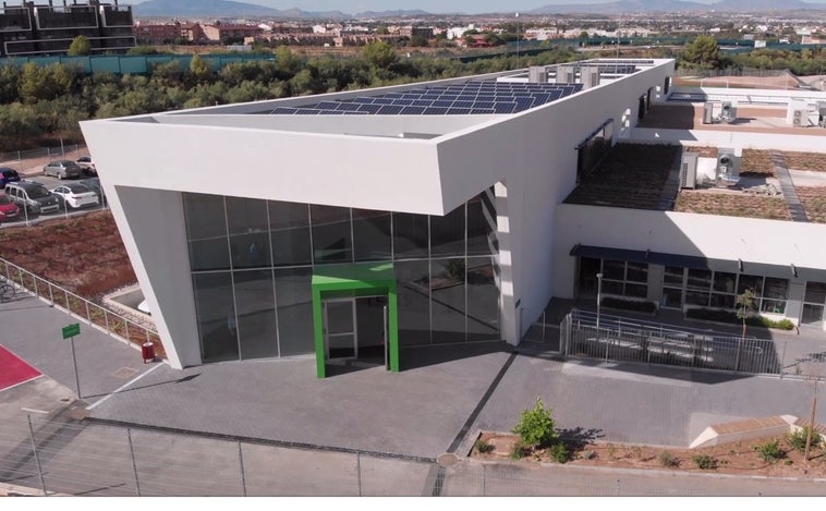 Los colegios ELIS de Alicante y Murcia disponen ya de más de 300 paneles solares, equivalentes a la plantación de 2.000 árboles cada año