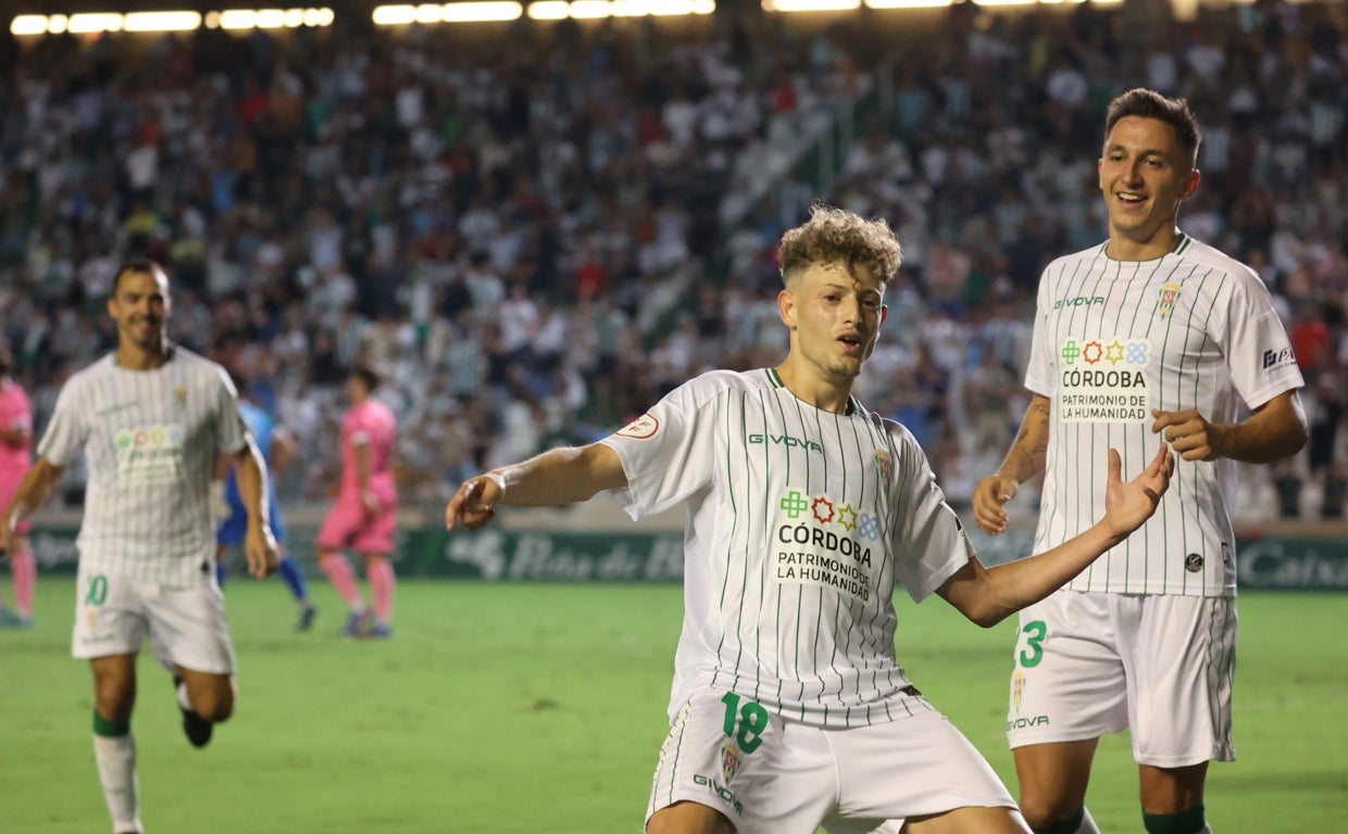 Simo y Carracedo festejan un gol en El Arcángel