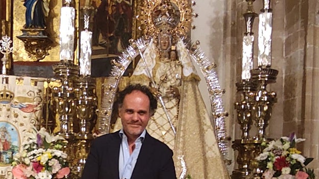 El maestro Zárate ante la Virgen de Cortes