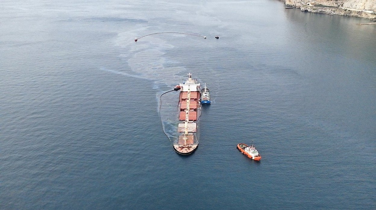 Gibraltar busca posibles fugas en los tanques sumergidos del OS 35