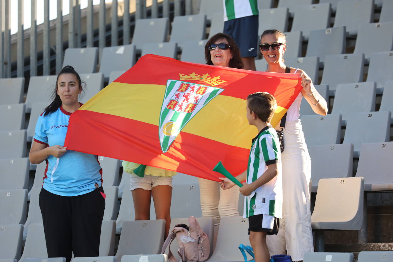 El fantástico ambiente en El Arcángel en el Córdoba CF - Fuenlabrada, en imágenes