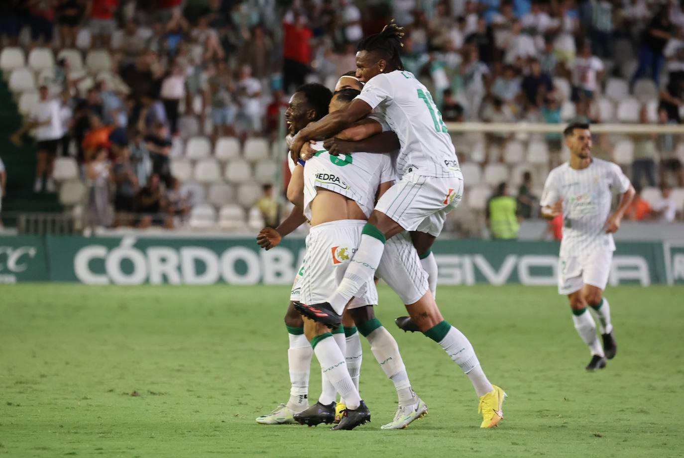 Las espectaculares imágenes de las mejores jugadas del Córdoba CF - Fuenlabrada