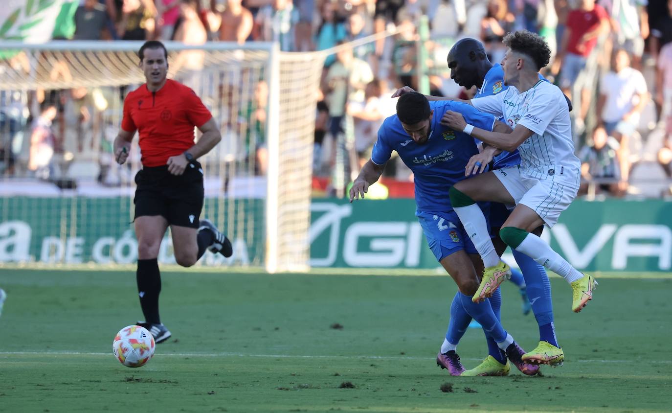 Las espectaculares imágenes de las mejores jugadas del Córdoba CF - Fuenlabrada