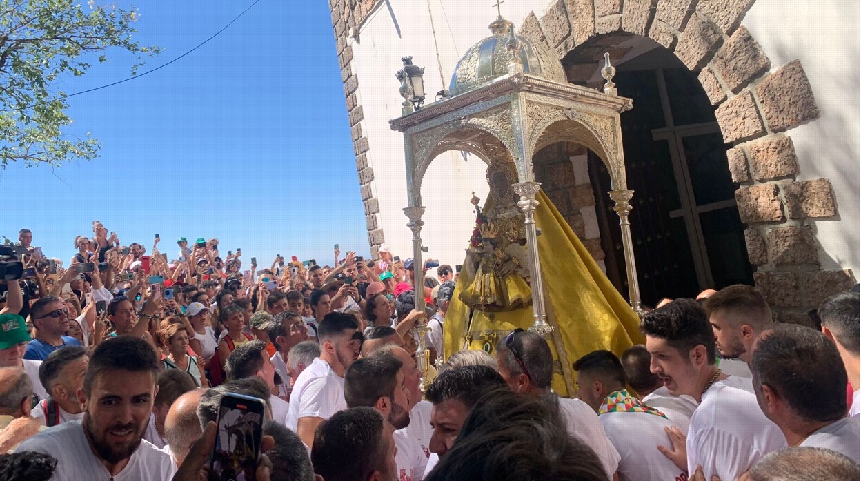 Miles de romeros acompañan a la Virgen de la Sierra de Cabra en su tradicional Bajá