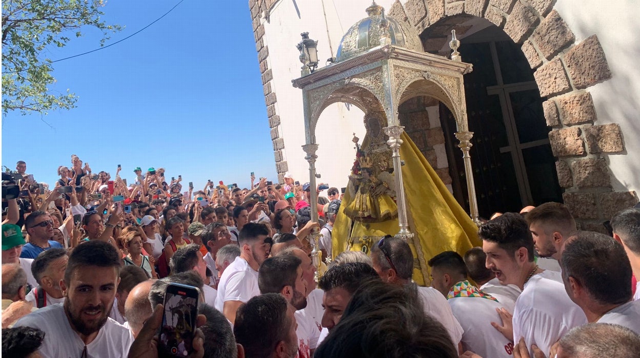 Miles de romeros acompañan ya a la Virgen de la Sierra en una emotiva Bajá