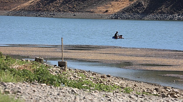 Una persona, ayer pescando en San Rafael de Navallana