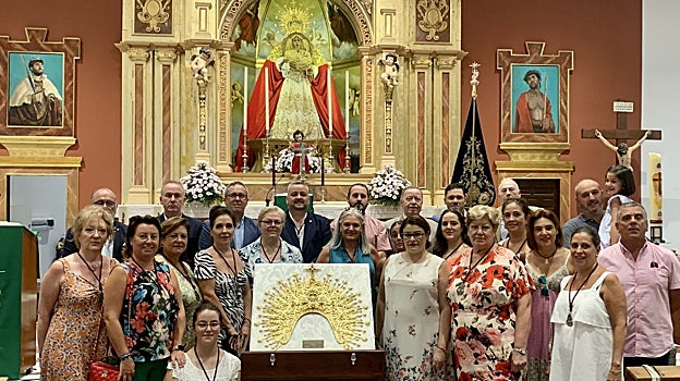 Integrantes del coro de la Estrella, junto a la diadema, ante la Virgen