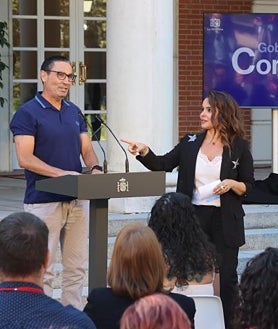 Imagen secundaria 2 - Pedro Sánchez junto al medio centenar de asistentes