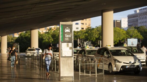 La Junta regulará por decreto ley el servicio de VTC para asegurar su continuidad en núcleos urbanos andaluces
