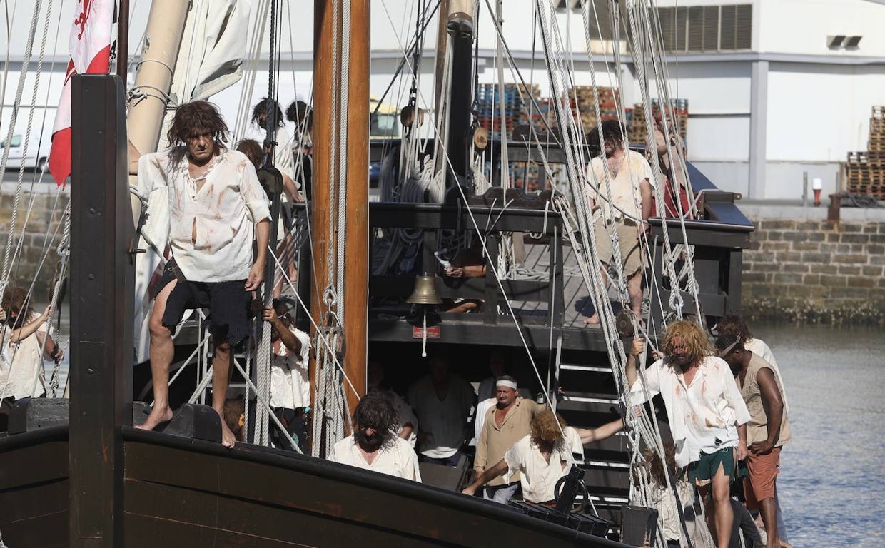 Los vecinos del pueblo han recreado el desembarco de los supervivientes