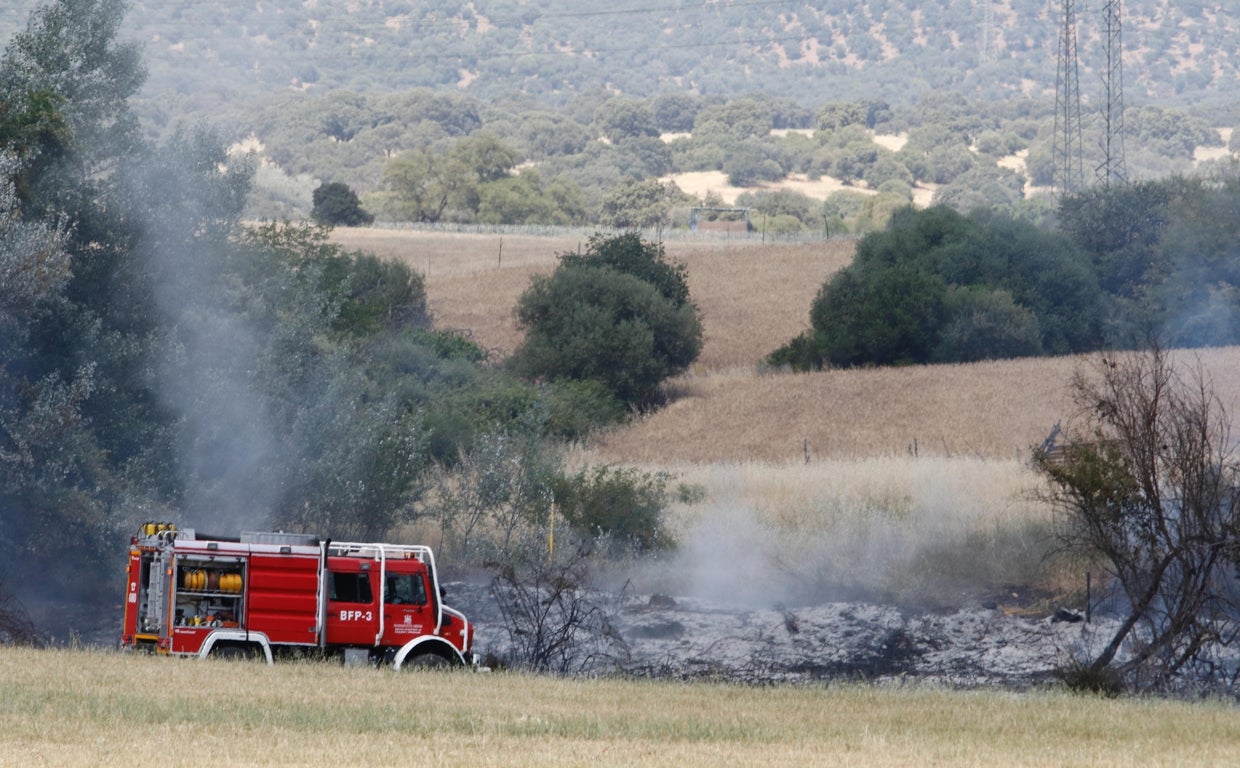 Los bomberos actuando en un incendio, en una imagen de archivo