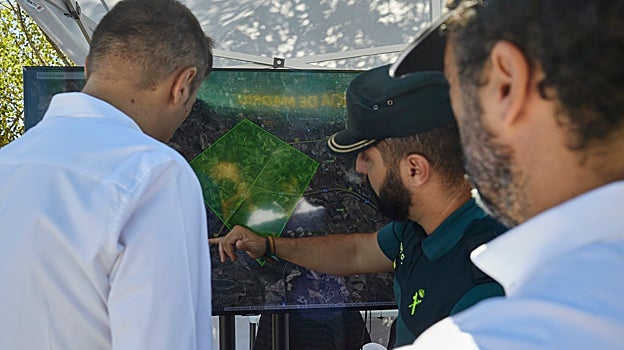 El comandante al frente del dispositivo revisa el cerco digital