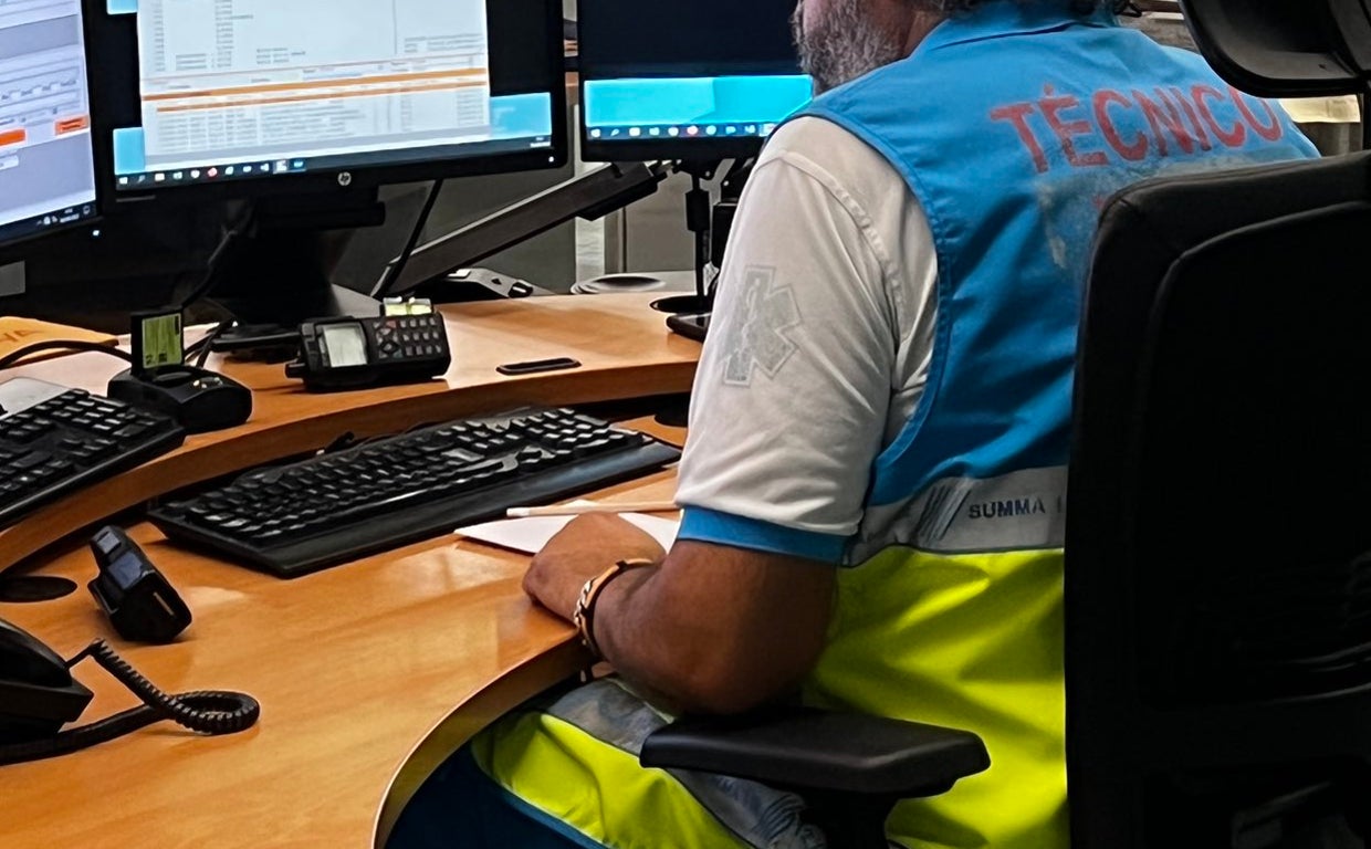 Un operario de la sala de emergencias 112 gestiona un incidente
