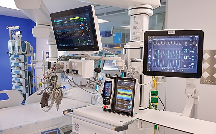 Imagen principal - Interior de las habitaciones, con nuevos equipos tecnológicos y monitorización del paciente por vídeo