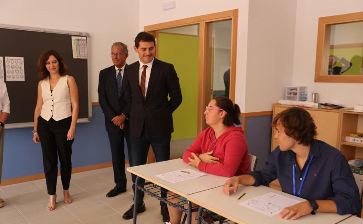 Isabel Díaz ayuso, el consejero Ossorio e Iker Casillas, en el inicio del curso en Madrid