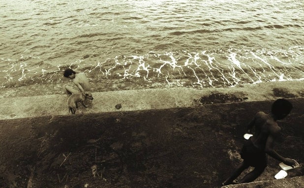 La exposición 'Renuencia', de Carlos Torres Cairo y Leonardo Padura, sale de Cuba y llega a Toledo