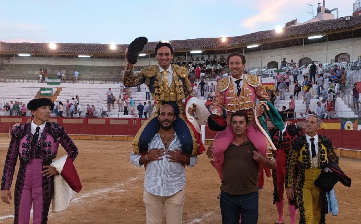 Rafaelillo y Oliva Soto salen a hombros del coso egabrense