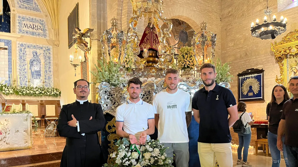 El Córdoba CF realiza una ofrenda floral a la copatrona de Córdoba, la Virgen de la Fuensanta