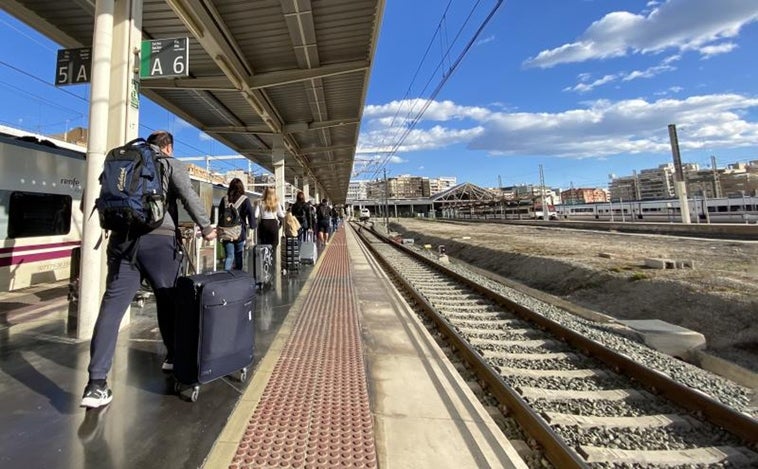 El alcalde de Alicante denuncia el «castigo» a la ciudad sin AVE 'low cost' mientras Valencia ya tiene dos líneas