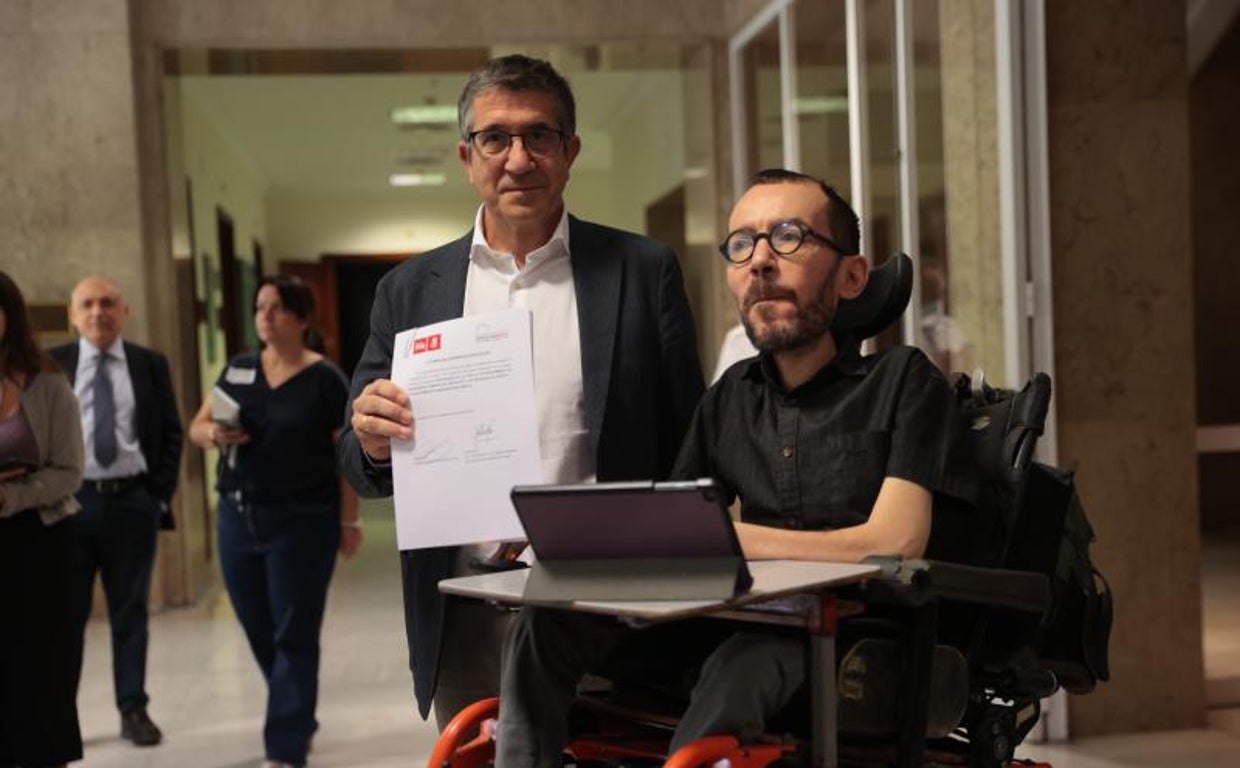 Los portavoces Patxi López y Pablo Echenique en el Congreso de los Diputados