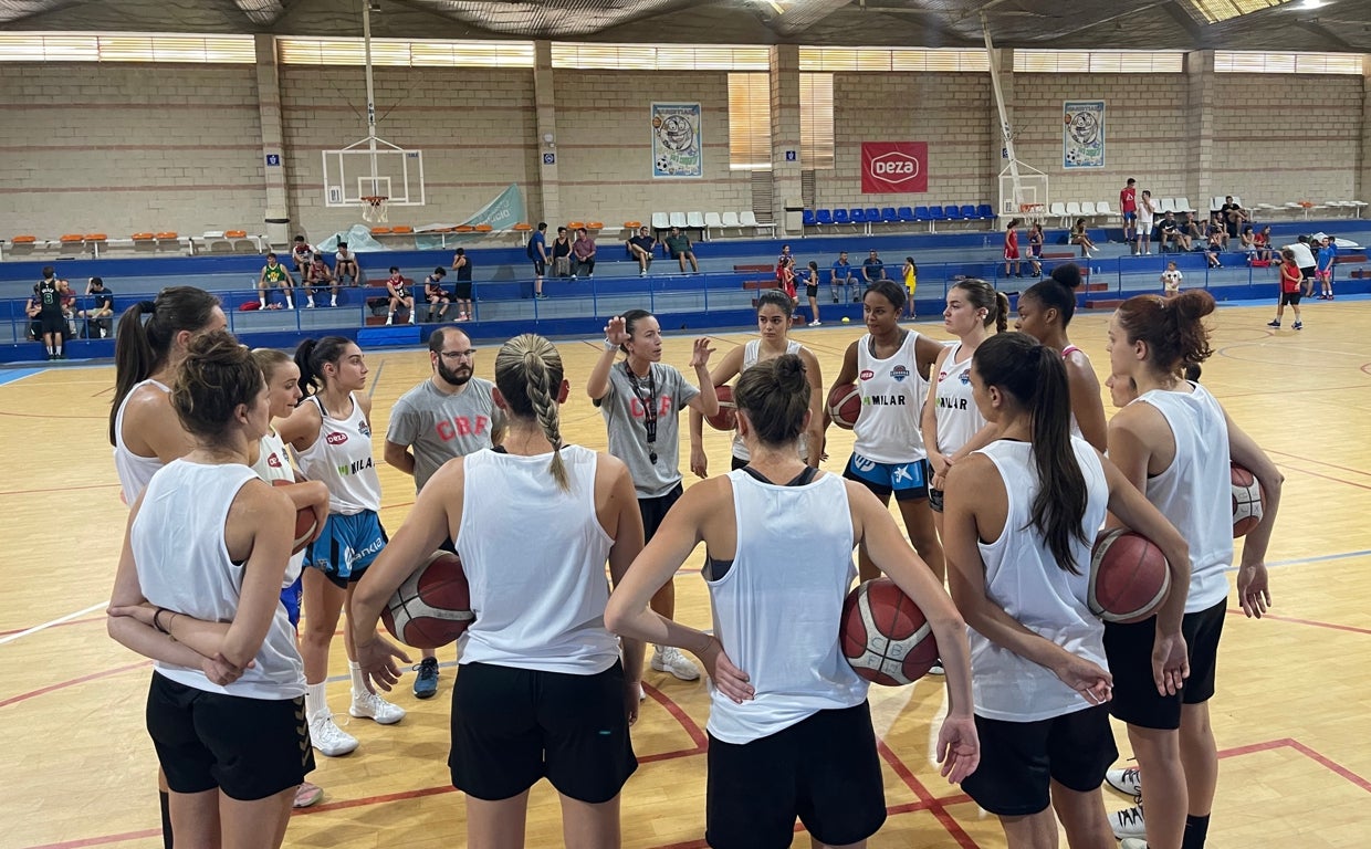 Las jugadores del Milar Córdoba reciben instrucciones de su técnica en un entrenamiento