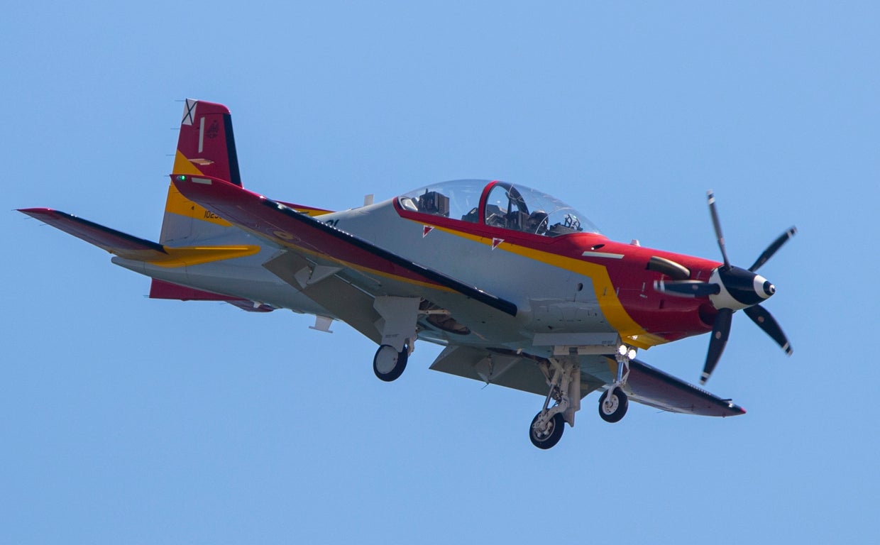 Uno de los Pilatus PC-21 sobrevuela la Academia General del Ejército del Aire de San Javier, en Murcia