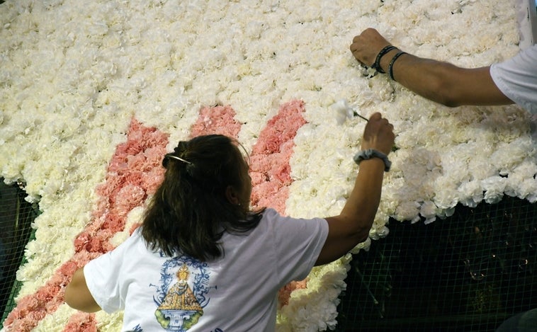 Cinco mil claveles para venerar a la Virgen del Prado, patrona de Talavera