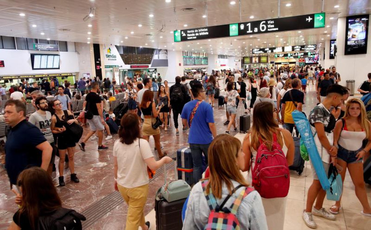 Aglomeraciones en la estación de Sants, este verano