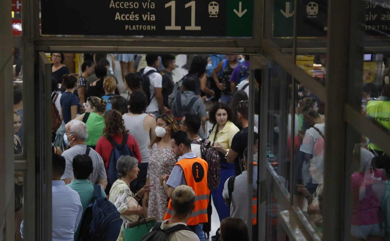 Los viajeros se agolpan en uno de los andenes de la Estación de Barcelona-Sans, este viernes en Barcelona