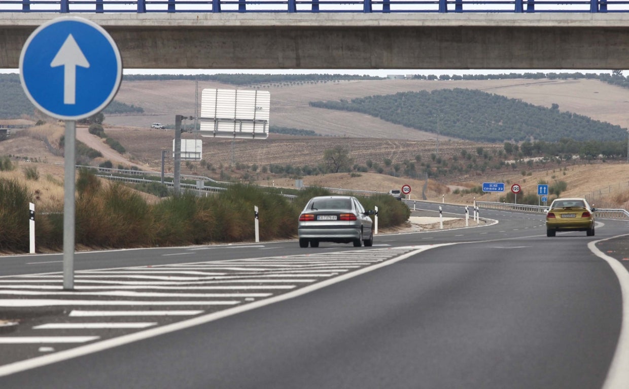 Coches circulan por la Autovía de Andalucía