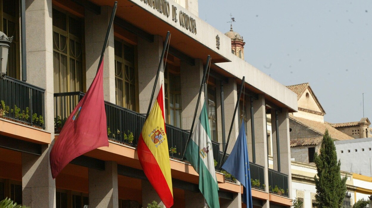 El Ayuntamiento de Córdoba decreta un día de luto oficial por la muerte de Isabel II