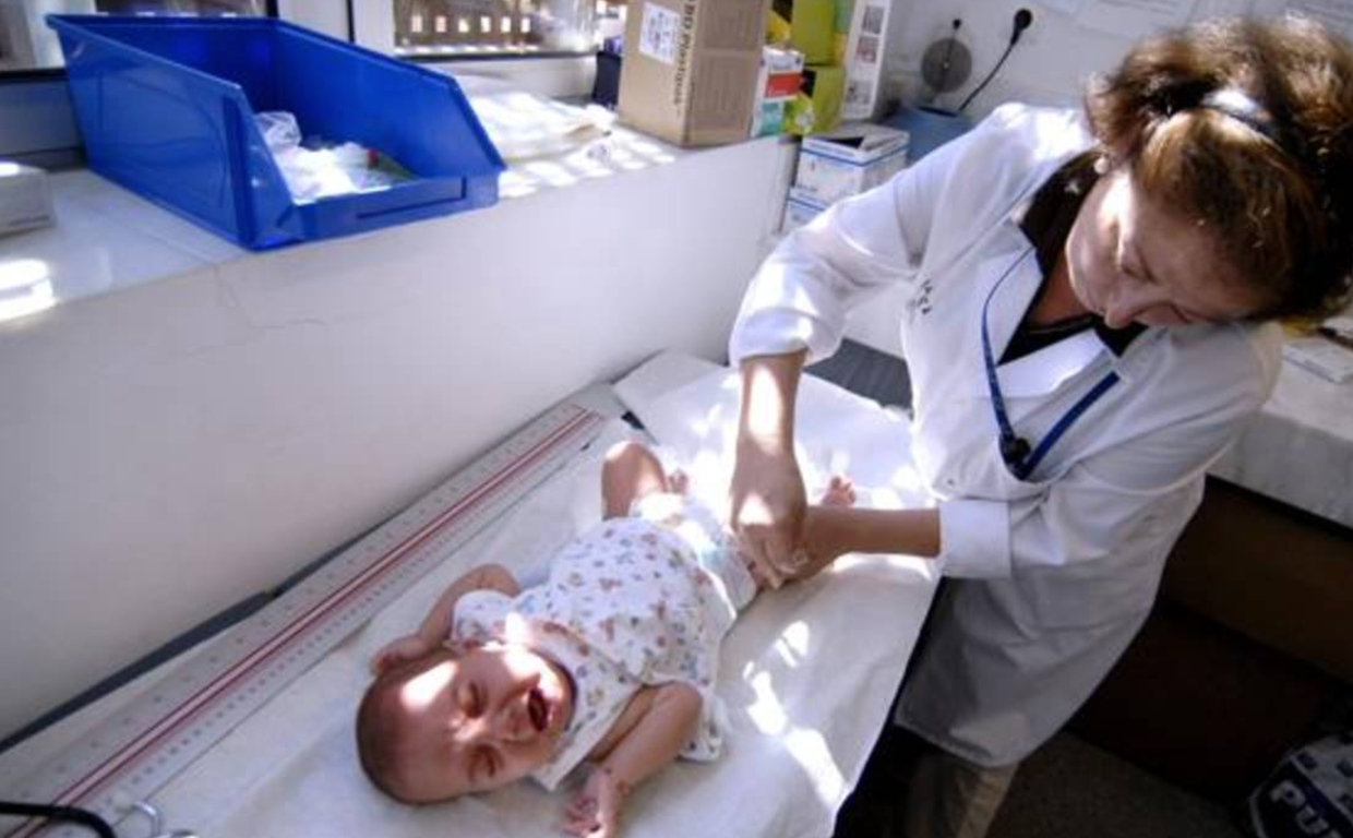 Imagen de archivo de vacunación a un bebé