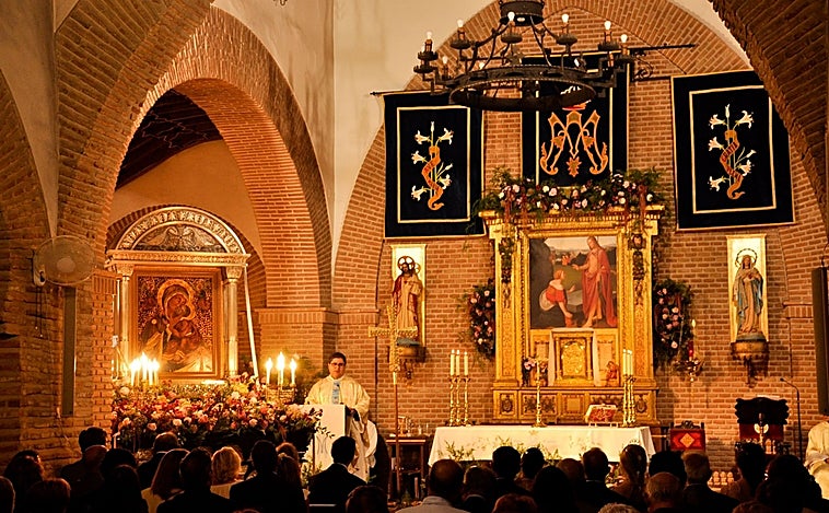 Emoción en Guadamur tras la bajada de la imagen de la Virgen de la Natividad a la parroquia