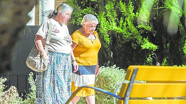 Una mujer acompaña a la madre de Antonio Anglés antes de que entrara en el juzgado