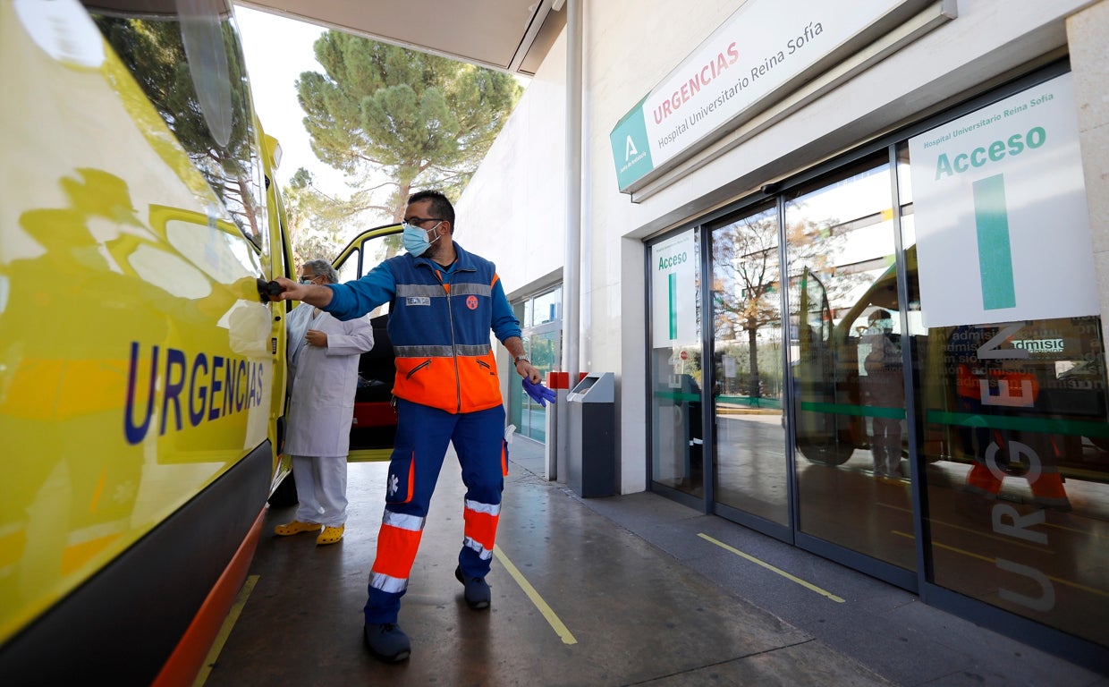 Un sanitario tras realizar un ingreso en las Urgencias del Reina Sofía