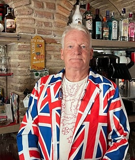 Imagen secundaria 2 - 1. David Scholfield saca la 'Union Jack' en la terraza de su local. 2. Jyne Williams tiene la bandera de Gales en su bar. 3. Steve Lewis se ha vestido con los símbolos patrios por la muerte de la Reina Isabel II. 